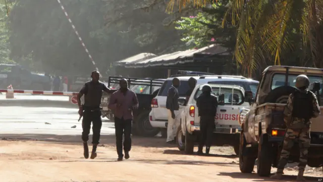 مالی کے صدر کے دفتر نے باماکو کے ہوٹل پر حملے کے بارے میں ٹویٹ کیا ہے۔ ’اس صبح کو باماکو کے ریڈیسن بلو ہوٹل پر مسلح افراد نے حملہ کر کے 170 لوگوں کو یر غمال بنا لیا ہے‘