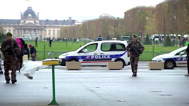 Status darurat diterapkan setelah serangan ISIS di Paris pada 13 November lalu dan diperpanjang sampai tiga bulan.