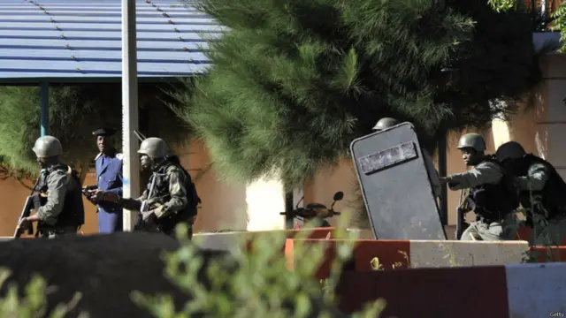 سیکورٹی فورسز یرغمالیوں کو رہا کروانے کے لیے ہوٹل میں داخل ہوئی ہیں۔