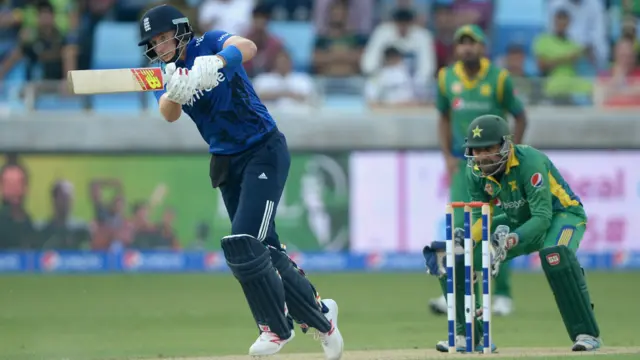 انگلینڈ نے آخری دس اووروں میں 129 اور آخری تین اوروں میں 49 رنز بنائے۔ سبھی پاکستانی بولر مہنگے ثابت ہوئے۔ انور علی نے نو اووروں میں 75، وہاب ریاض نے نو اووروں نے 70 اور شعیب ملک نے سات اووروں میں 59 رنز دیے۔