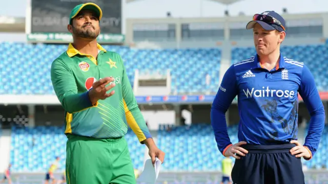 انگلینڈ نے ٹاس جیت کر پہلے بیٹنگ کرنے کا فیصلہ کیا تھا۔