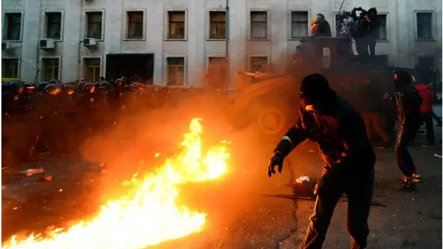 Активісти Євромайдану протистоять спецпризначенцям на вул.Банковій у Києві