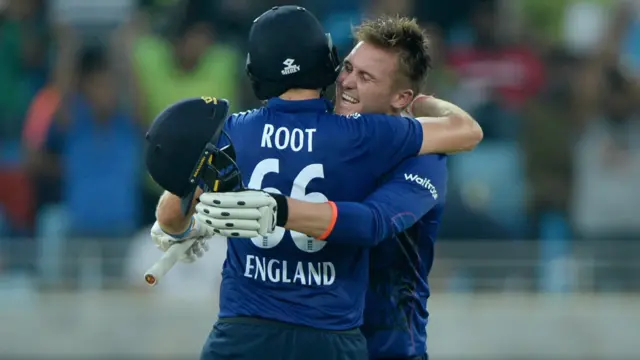 ابتدائی نقصان کے بعد جیسن روئے اور جو روٹ نے عمدہ بیٹنگ کا مظاہرہ کرتے ہوئے دوسری وکٹ کی شراکت میں 140 رنز بنائے