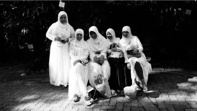 انھوں نے مزید کہا کہ ’میں نے سٹریٹ فوٹوگرافی سے ڈاکیومینٹری فوٹوگرافی کا آغاز کر دیا، میری زیادہ تر توجہ ہانگ کانگ میں کام کرنے والی بڑی آبادی تھی۔‘