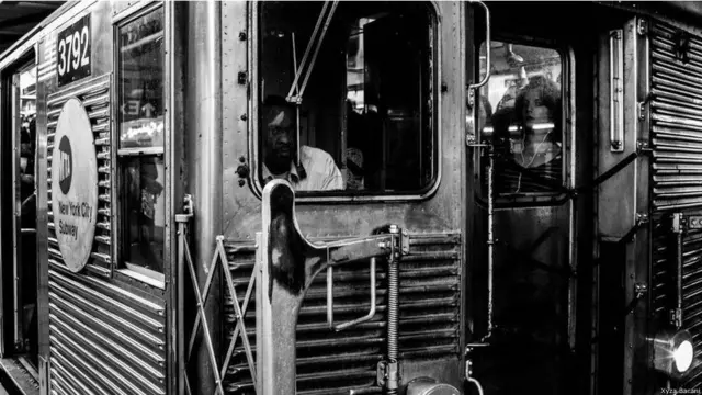 باکانی کا مزید کہنا تھا کہ ’میری زندگی اس وقت بدل گئی جب رواں سال کے آغاز میں مجھے میگنم فاؤنڈیشن کی طرف سے وظیفہ ملا اور میں نیویارک چلی گئی۔ میری نیویارک میں پسندیدہ جگہ سب وے ہے۔‘