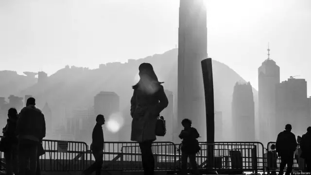 ’میں نے فلپائن 19 سال کی عمر میں چھوڑا اور ہانگ کانگ میں بطور ملازمہ اور آیا کام شروع کیا۔ میں کل چھ بچوں کی دیکھ بھال کرتی تھی۔ جہاں سے میں آئی تھی یہ اس سے بالکل مختلف تھا۔ میں نے شوقیہ سٹریٹ فوٹوگرافی شروع کر دی۔‘