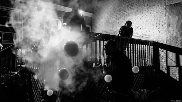 انھوں نے کہا کہ ’یہاں جرسی شہر میں سمگلنگ کا نشانہ بننے والا ایک گروہ ہے جو اس تصویر میں بار بی کیو پارٹی کر رہا ہے۔ میں انھیں بتانا چاہتی ہوں کہ وہ اپنی روز مرہ زندگی جاری رکھیں تاکہ انھیں صرف متاثرین نہ سمجھا جائے۔‘