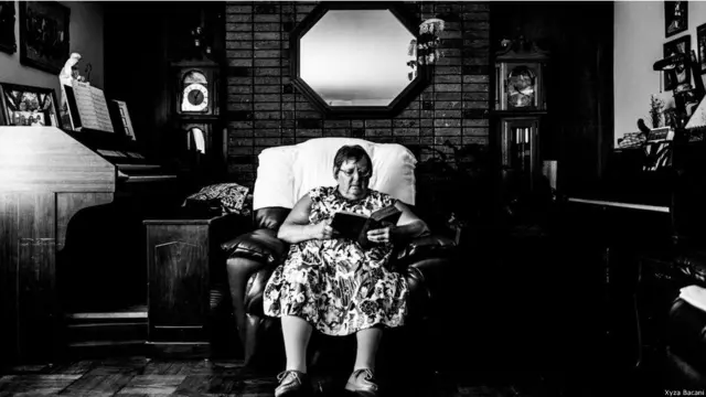  ’حال ہی میں سکالر شپ کے دوران میں نے ایک ہفتہ ریاست مزروی میں گزارا جہاں میں نے تاثراتی تصاویر سے نکل کر چھوٹے چھوٹے لمحات کو عکس بند کرنا سیکھا، جیسا کہ یہ خاتون، جو اپنے گھر میں بائبل پڑھ رہی ہیں۔‘