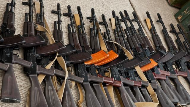 O país que virou polo de tráfico de armas pesadas na Europa - BBC News  Brasil