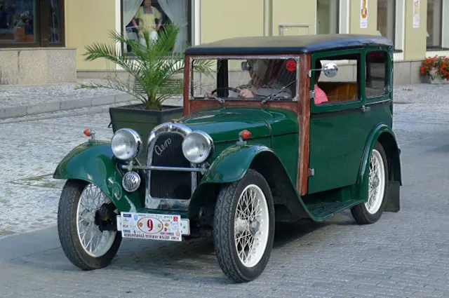 Зеленый автомобиль