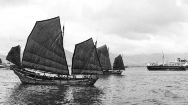 一张拍摄于1995年的照片里一艘中国传统帆船正驶向澳门。（图片来源：Horace Bristol/Getty）