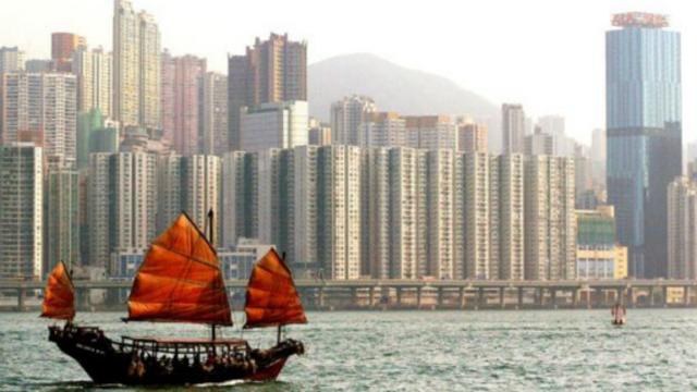 曾经在澳门常见的中国传统帆船正在驶过香港。（图片来源：Philippe Lopez/Getty）