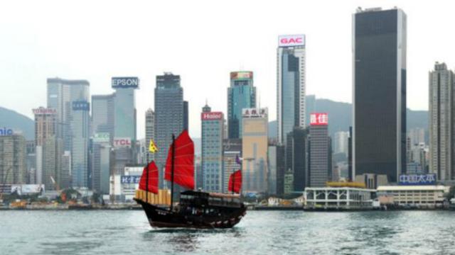一条目前为数不多的中国帆船驶过香港（图片来源：Laurent Fievet/Getty）
