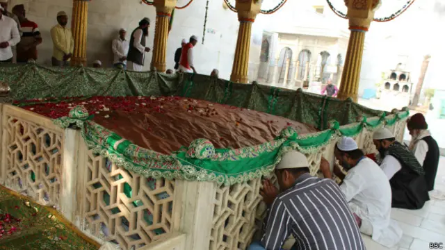 हज़रात बख्तियार काकी की दरगाह