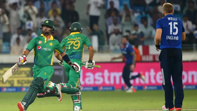 سیریز میں پہلی بار کھیلنے والے احمد شہزاد ایک ڈراپ کیچ کا فائدہ اٹھانے میں ناکام رہے