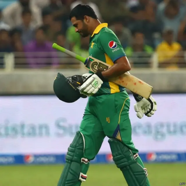 اظہر علی نے آغاز تو اچھا لیا لیکن زیادہ دیر کریز پر رک نہ سکے اور 44 رنز کی اننگز کھیل کر آؤٹ ہو گئے۔