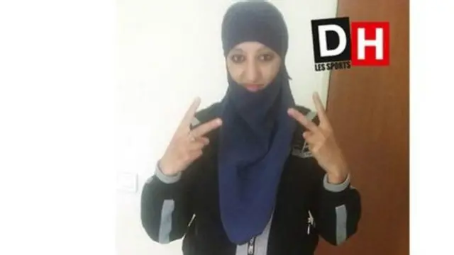 Hasna Aitboulahcen usou um cinto de explosivos para se matar durante cerco policial em Saint-Denis