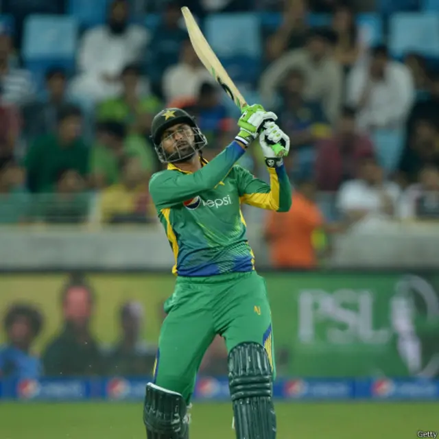 شعیب ملک نے بھی نصف سنچری سکور کی اور 52 رنز بنا کر آؤٹ ہوگئے۔ آخری ایک روزہ میچ میں کوئی بھی بلے باز کریز پر جم کر نہ کھیل سکا۔