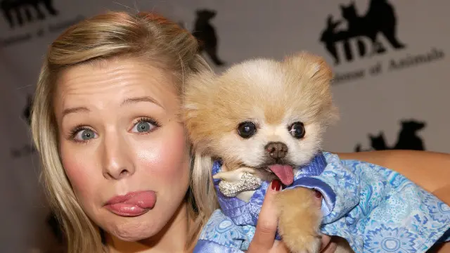 La actriz Kristen Bell con su perro en una foto de 2004