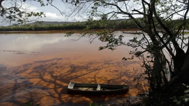 El rio Doce, Brasil, teñido de marrón por el barro que se desprendió del dique minero en el estado de Minas Gerais.