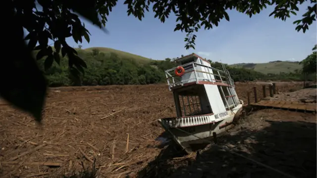 Un barco encallado en el rio Doce, Brasil.