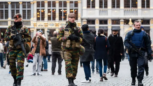 Tentara bersenjata lengkap dapat dengan mudah dijumpai di sejumlah ruas jalan Kota Brussels, Belgia, setelah kewaspadaan ditingkatkan.