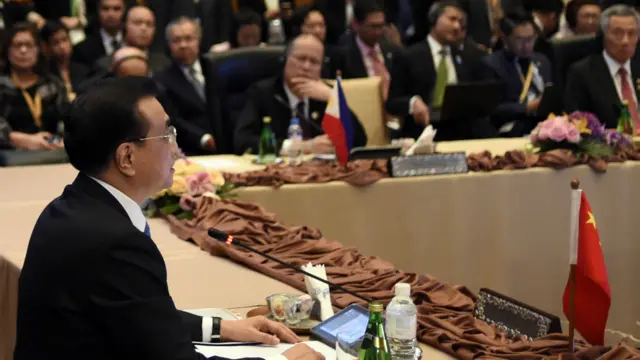 尽管主权争议问题在中国-东盟之间挥之不去,但双方在经贸合作关系上却同时在拉近(图为李克强在第十八次中国-东盟(10+1)领导人会议发言)。