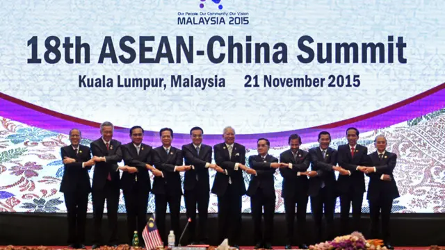 中国国务院总理李克强出席第十八次中国-东盟(10+1)领导人会议,并和与会领导人合影。