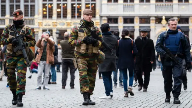 පැරිස් ප්රහාරය සම්බන්ධ සන්නද්ධ කරුවන් පිලිබඳ පරීක්ෂණ වල දී වඩාත්ම අවධානය යොමු කොට ඇති ප්රදේශය වන්නේ බ්රසල්ස් නුවරයි.