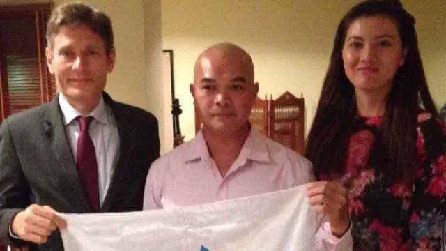 Cô Huỳnh Thục Vy (bìa phải) phê phán các tổ chức NGO 'giả hiệu'
