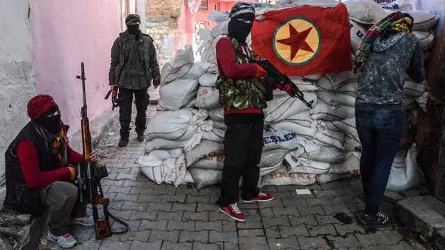 ترکیه در حال تدارک سیاستی دو گانه است؛ اعطای تابعیت به بخشی از سوری‌های عرب‌تبار که تقویت پایگاه اجتماعی حزب حاکم و تغییر ساختار جمعیتی مناطق کردنشین از جمله انگیزه‌های آن است، و همزمان سلب تابعیت ازآن دسته از شهروندان کرد که به "حمایت از تروریسم" متهم می‌شوند