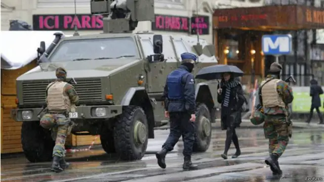 Lực lượng an ninh hiện diên trên nhiều đường phố ở Brussels trong dịp cuối tuần đông người mua sắm cho Giáng Sinh