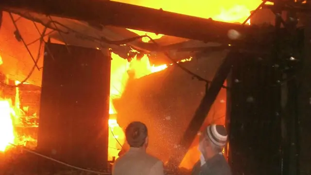 جمعے کی شب مشتعل ہجوم نے گتّے کی ایک فیکڑی پر حملہ کرکے اسے آگ لگا دی تھی