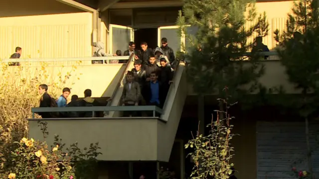 مکاتب دولتی در افغانستان رایگان است اما مکاتب خصوصی بین هزار تا چهار هزار افغانی ماهانه هزینه دارد