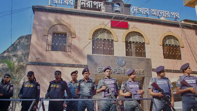 صحافتی آزادی کے عالمی معیار پر نگاہ رکھنے والی تنظیم فریڈم ہاؤس کی رپورٹ کے مطابق گذشتہ برس بنگلہ دیش میڈیا کے تعلق سے نیم آزاد ملکوں کی کیٹگری سے پھسل کے پابند میڈیا والے ممالک کی فہرست میں شامل ہو چکا ہے