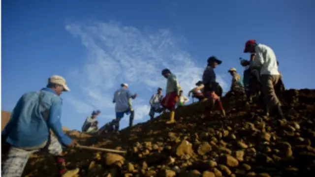 ဖါးကန့် မြေစာပုံနဲ့ ရေမဆေးကျောက်ရှာသူတွေ