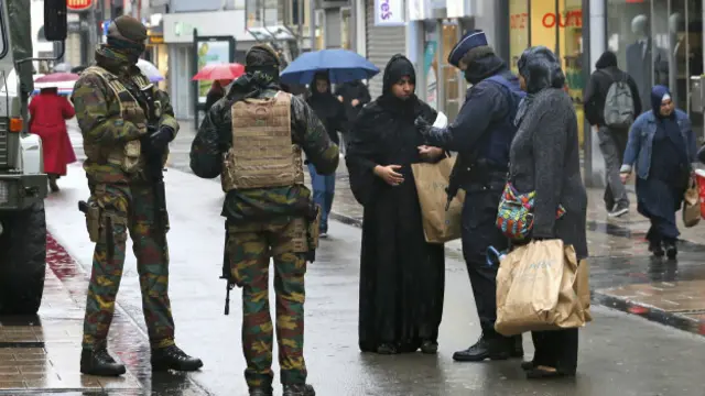 Полиция проверяет документы