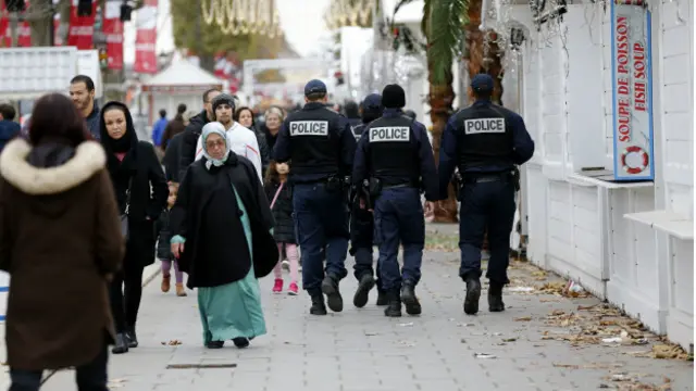 Закрытые ярмарочные палатки в Париже