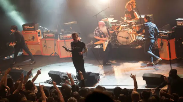 أعضاء الفرقة الموسيقية الأمريكية هربوا من على المسرح بمجرد دخول الإرهابيين من الباب الرئيسي وإطلاق النار على الجمهور