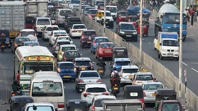 'බස්වලට පැය බාගේ ගමනට පැය එක හමාරක් යනවා. පළල් මාර්ගවල හෝ ප්රධාන මාර්ගවල බස් සඳහා වෙනම මං තීරුවක් තියෙනවා නම් ඒවාට අලුතෙන් වියදම් ඕනි නැහැනේ'