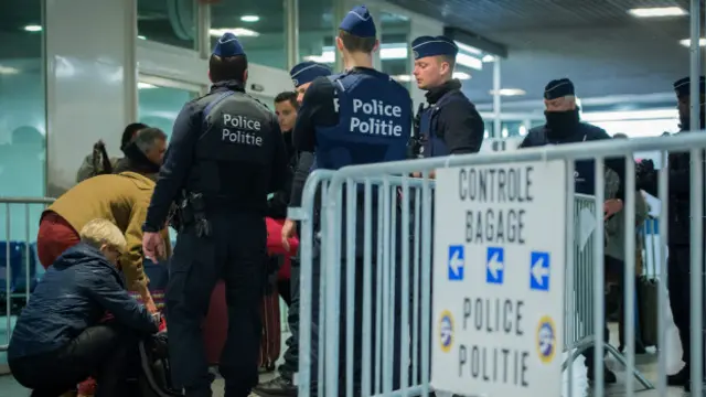 Pemeriksaan bagasi penumpang di stasiun Gare du Midi, Brussels.