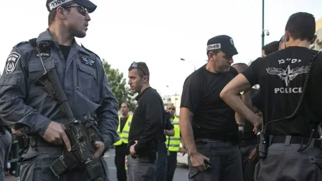 Juru bicara polisi Israel mengatakan kepada kantor berita AFP bahwa aparat kepolisian sedang mencari setidaknya satu orang yang "dikonfirmasi sebagai pelaku serangan teroris".