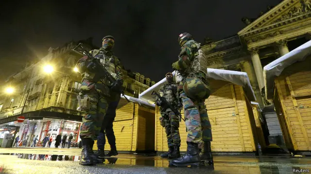 شاپنگ مالز، کیفے اور ریستورانوں کو شام چھ بجے بند کرنے کا کہا گیا ہے جبکہ سڑکوں پر فوج تعینات ہے