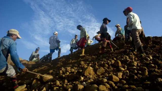 ကုမ္ပဏီတွေ ရဲ့ မိုင်းခွဲမှုတွေကြောင့် လူနေ အိမ်တွေ ပျက်ဆီး တော့မယ်လို့ဆို