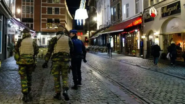 Tentara berpatroli di tengah kota Brussels.