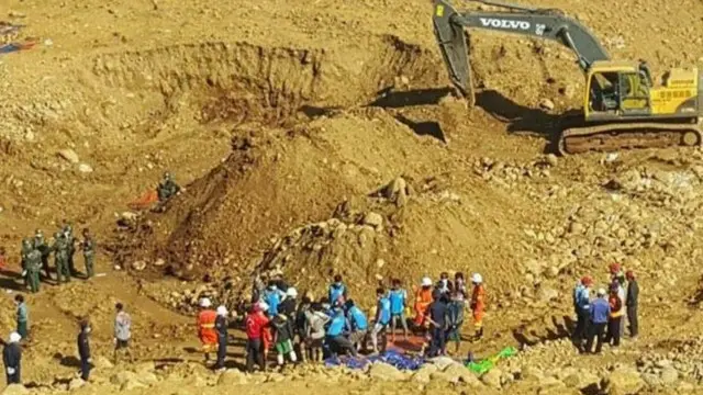 Upaya penyelamatn terhadap korban yang tertimbun puing tambang terus dilakukan.