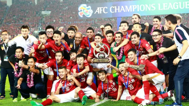 广州恒大队在2015年亚冠冠军捧杯仪式上