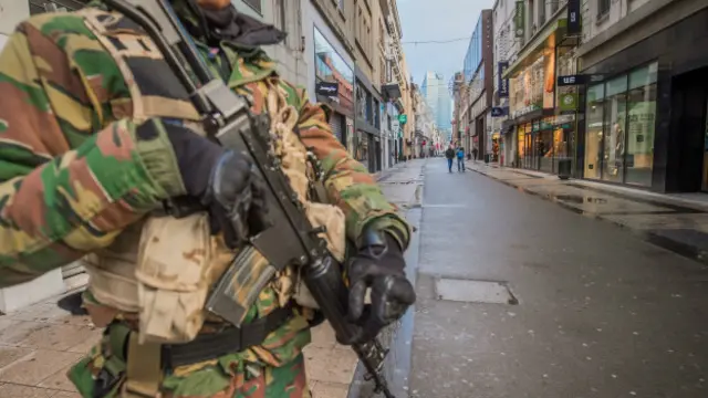 比利时警方正全力搜捕巴黎爆炸案嫌疑人。