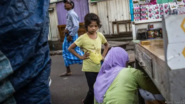 उनका कहना है, "यांगॉन मुख्य तौर पर मुसलमानों के लिए सुरक्षित है हालांकि कुछ इलाकों में हो सकता है औरतों को बुर्का पहनने से रोका जाता हो और बच्चों को स्कूल जाते वक्त सर्तक रहना पड़ता हो. एक मुसलमान होने के नाते हम चिंतित है."