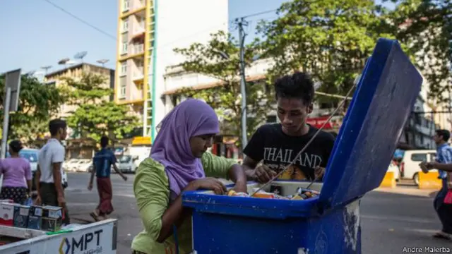 उन्हें नहीं लगता कि एनएलडी की नई सरकार के तहत मुसलमानों के लिए बहुत कुछ बदलेगा. वो कहती है, " वे (एनएलडी) मुसलमान नहीं हैं. वे बौद्ध हैं और वे वोट पाने के लिए कुछ भी कहेंगे." 